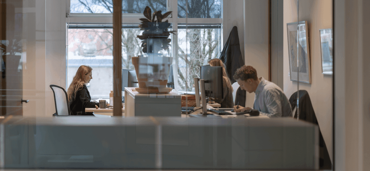 Collega’s aan het werk achter bureau met computers