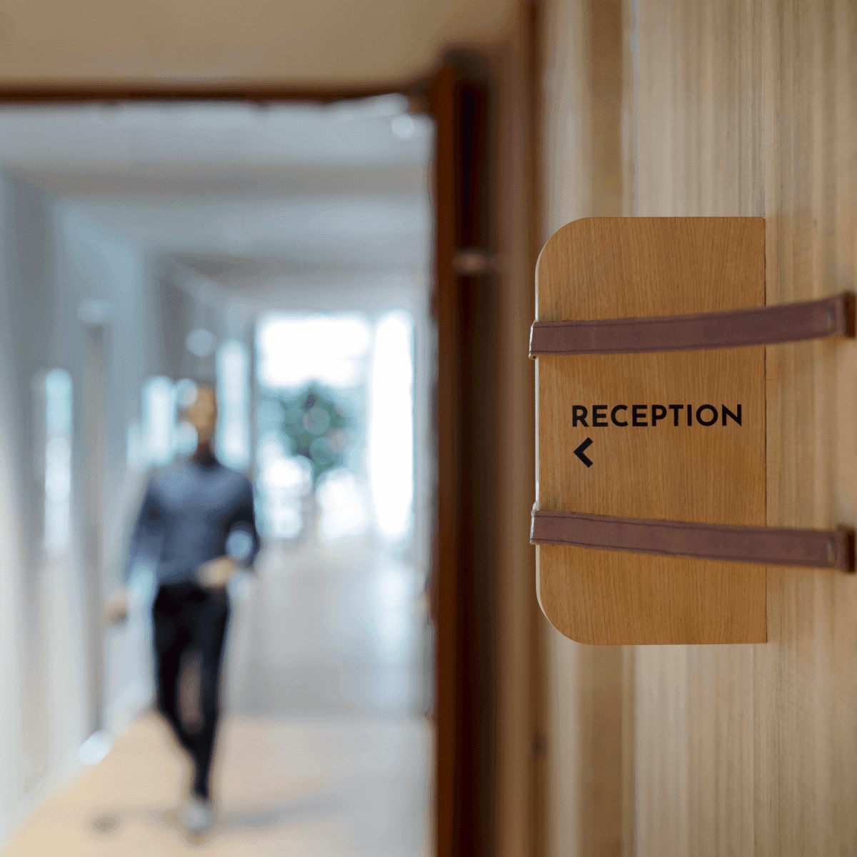 Houten bord met reception tekst in gang