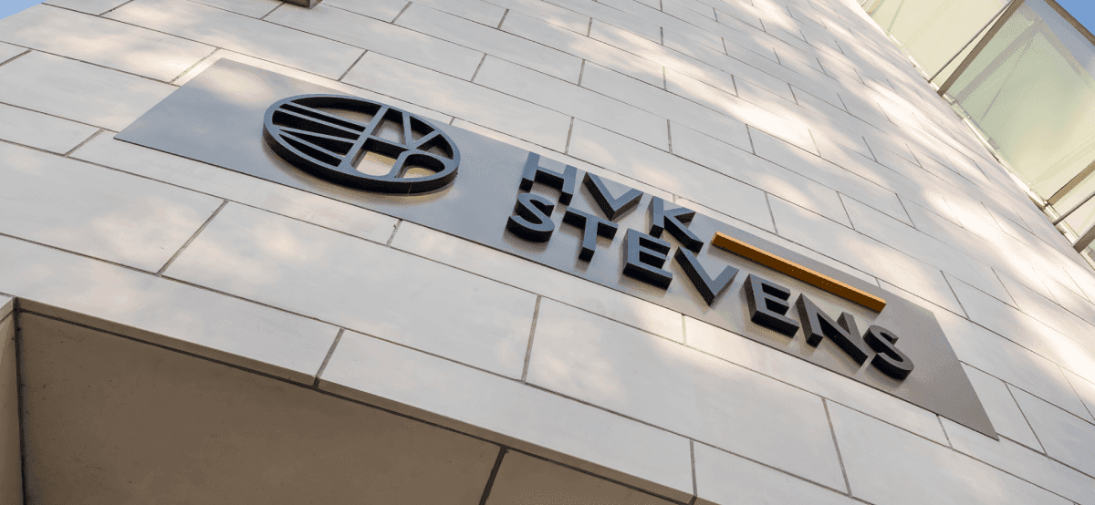 Hvk stevens logo op gevel van gebouw