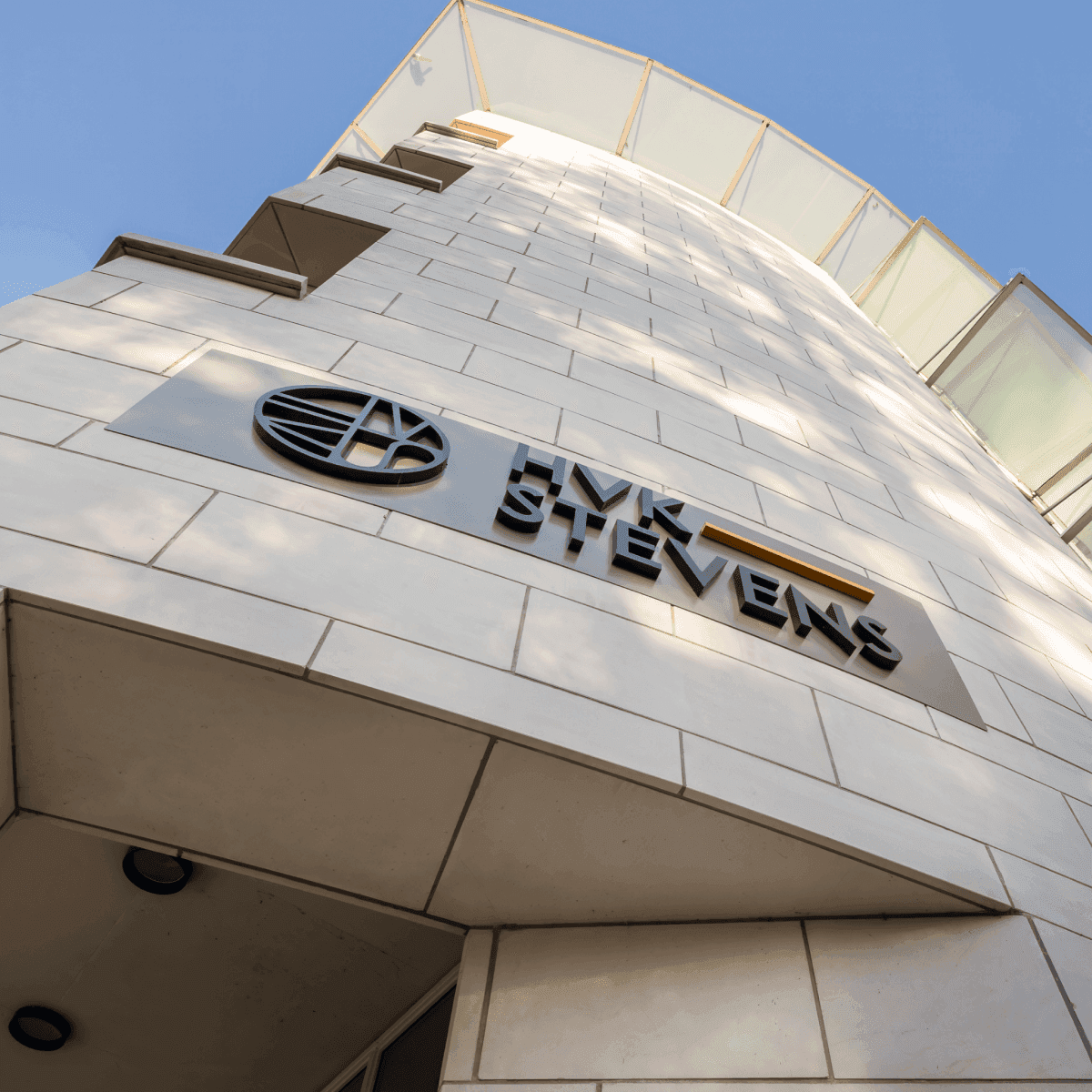 Hvk stevens logo op gevel van gebouw