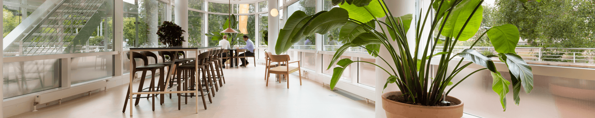 Lichte kantine grote raampartijen