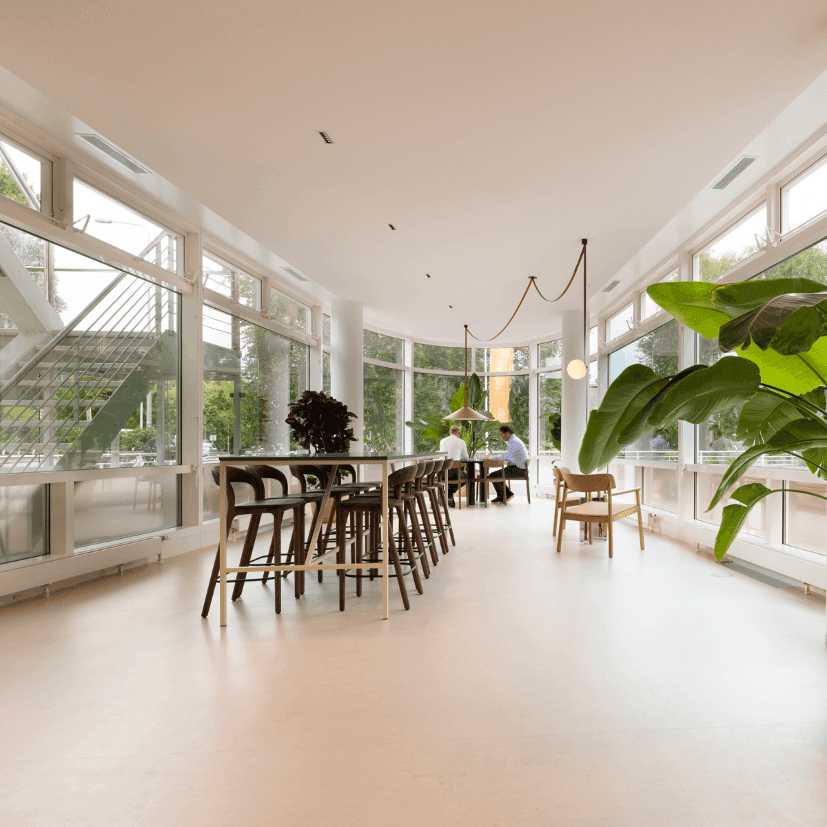 Lichte kantine grote raampartijen