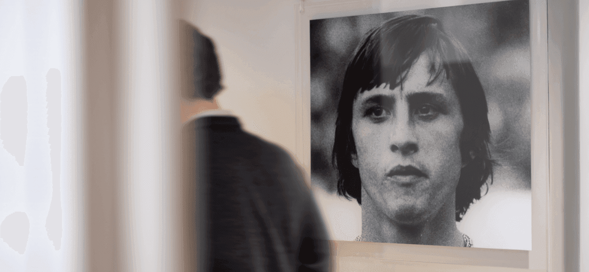 Man bekijkt zwart wit portret in kantoor