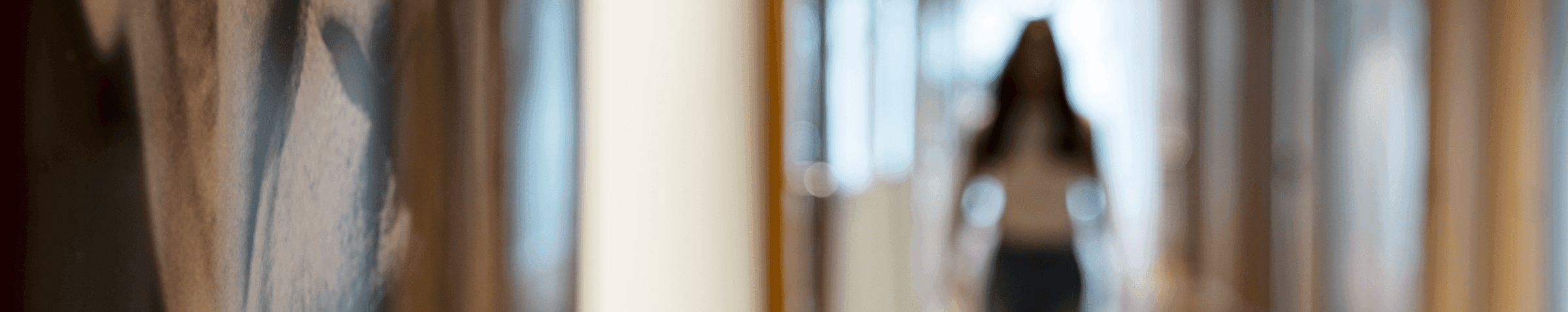 Onscherpe foto van vrouw lopend door kantoorgang