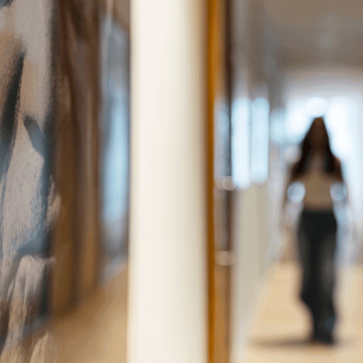 Onscherpe foto van vrouw lopend door kantoorgang