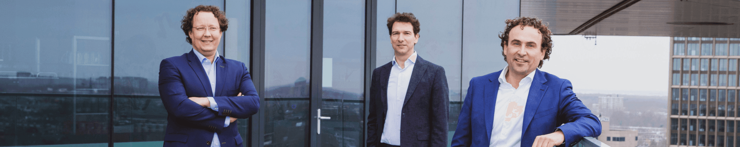 Partners op kantoorterras met stadszicht