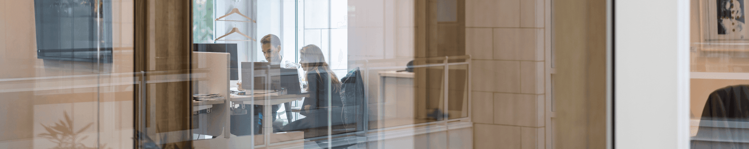 Twee collega’s aan het werk in moderne kantoorruimte