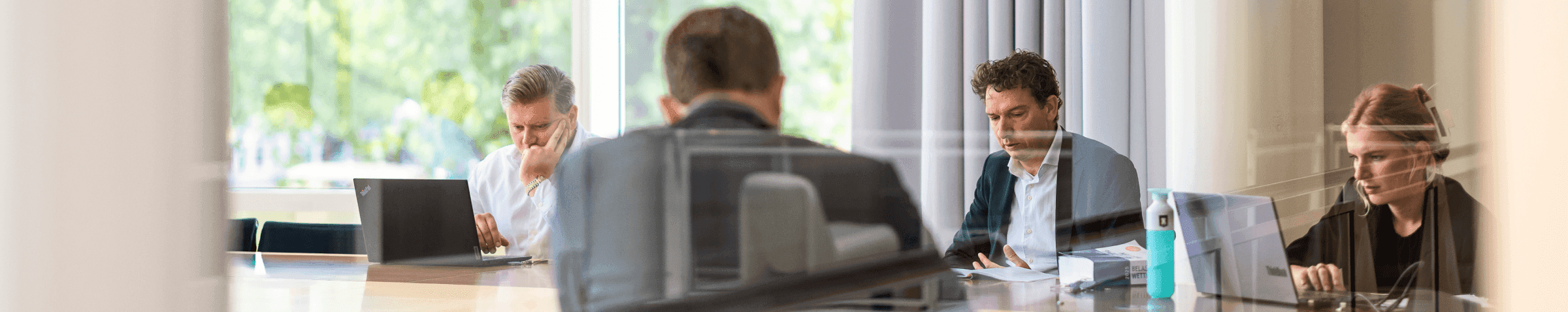 Zakelijke bespreking grote vergadertafel