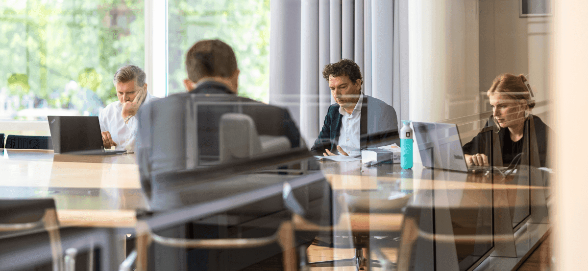 Zakelijke bespreking grote vergadertafel