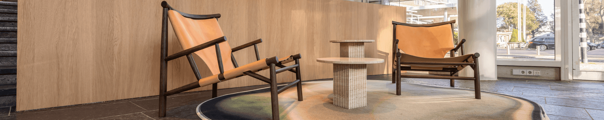 Zitruimte met leren stoelen en rond vloerkleed